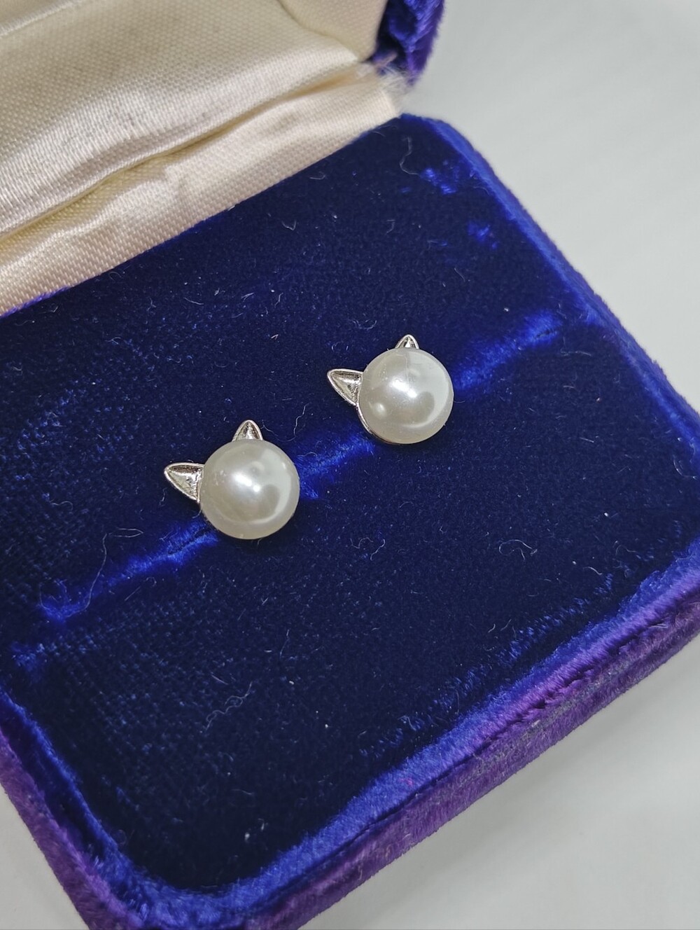 Kitty cat sterling silver 925 stud earrings with faux pearls and silver ears